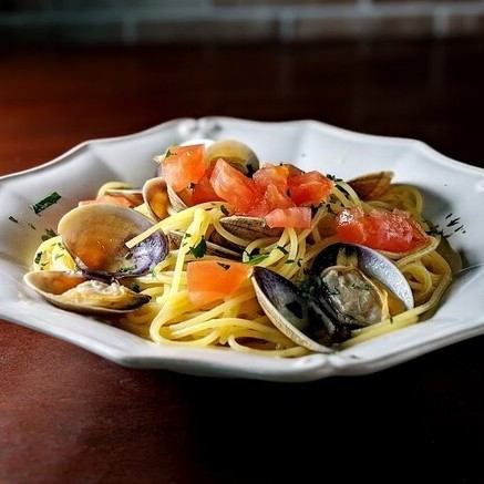 Vongole Bianco or Rosso of large clams from Akkeshi
