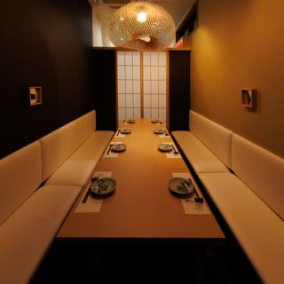 ふかふかのソファーに腰掛け、気の合う仲間とのおしゃべりを弾ませませんか？照明を落とした落ち着いた空間で、ゆっくりと食事やお酒を楽しめます。デートにもぴったりな、二人のための特別な時間を演出します。VIPの個室の席としてご利用なれます。最大12名までゆったりと寛ぐことができます。是非、ご利用ください。