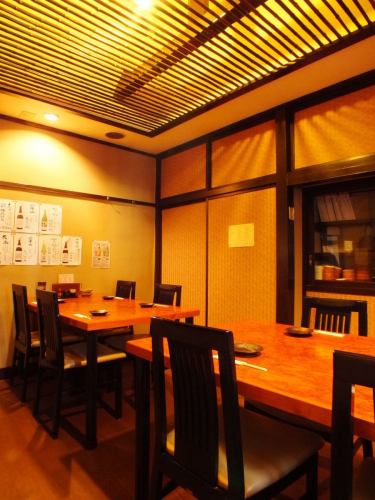 日式私人客房，天花板上柔和的灯光照耀着。