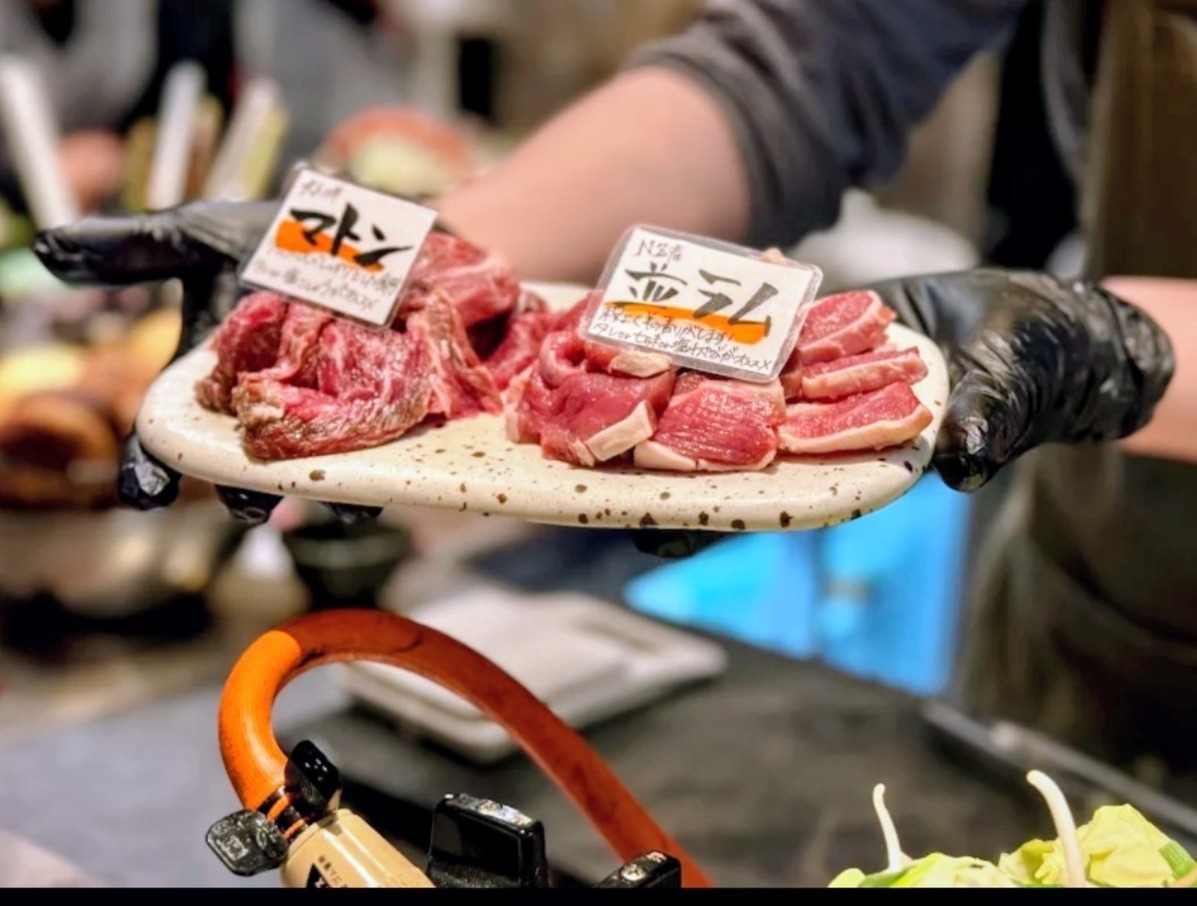 我们只有 8 个座位，您可以在柜台享用羊肉和珍稀野味。