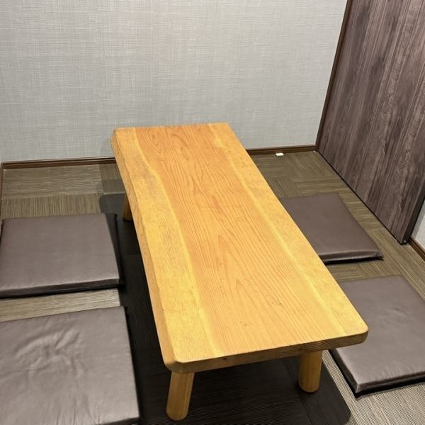 宴会や友人同士の利用に便利なテーブル席に加え、座敷個室や連結可能な席など多様なレイアウトに対応。飲み会から家族の食事まで幅広く使いやすい空間が魅力で、15名以上の貸切にも対応できる柔軟さがあります。