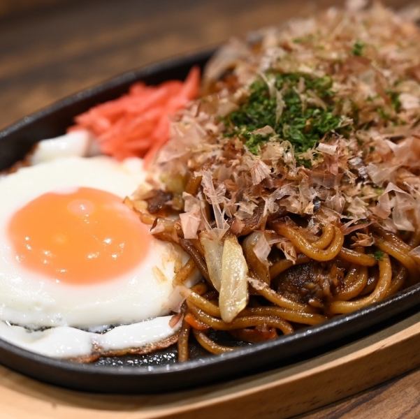 【香ばしさが広がるこだわりの鉄板焼きそば】550円(税込)