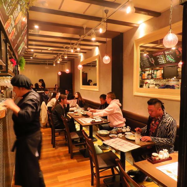 【最大30名様までご宴会ご利用いただけます◎】各種ご宴会も当店にお任せください！お集まりにピッタリな飲み放題とお料理のコースを複数ご提供しております。オリエンタルな居酒屋で美味しいものを飲んで食べて楽しい時間をお過ごしください♪小上がりのテーブル席はプライベート空間として最大8名様のご宴会も可能です！