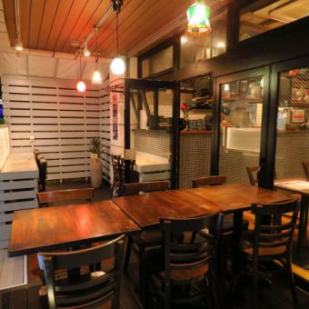 【2名テーブル×3席/カウンター×6席】