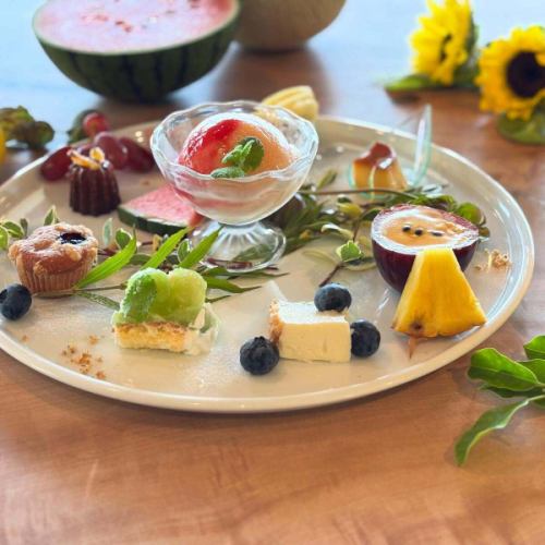 夏日甜點盤🍨

這也將於 7 月 9 日開始！
充滿新鮮夏季水果的甜點盤🍨🍰

下午茶挺飽的，但還是想吃！
非常適合這樣的顧客的盤子🤩
這個可以準備一個人用😆

時間：7月9日（週三）～9月15日（週一）
時間 14:00-16:00
售價：2,200日圓（2,420日圓）
*飲料單獨販售。您可以從 12 種不同的茶中進行選擇。

可以透過電話或線上預訂！
必須在前一天之前預訂。
期待您的預訂🥳

總店：@arukomatsu
姊妹店：@aruto_komatsu
———————————
咖啡廳
小松市矢崎町198
0761-46-5163
午餐 11:00~14:00
咖啡廳 14:00~17:00
週日和週一休息
———————————

#小松市咖啡廳#小松咖啡廳午餐#
小松市午餐 #加賀咖啡廳 #咖啡廳午餐 #ARU #咖啡廳 Al #午餐套餐 #拿鐵 #拿鐵藝術 #ARU 姐妹店 #育兒媽媽咖啡廳 #支持育兒媽媽 #與孩子一起吃午餐 #有兒童空間的咖啡廳 #兒童菜單 #兒童午餐甜點盤 #cafestagram #甜點