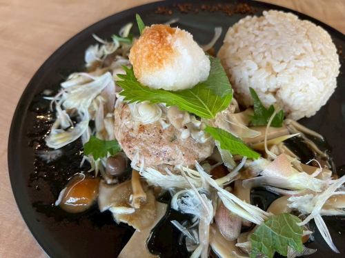 ・
今年のお盆も沢山のご利用ありがとうございました🥲✨

お盆期間中に実はメニューが変わっておりました…！

1枚目
きのこがどっさり！
自家製海老七味とおろし醤油の和風ハンバーグ

これでもか！ってくらいきのこがどっさりのっており
自家製の海老七味との相性は抜群です！

2枚目
さっぱり！オクラとモロヘイヤの
とろとろ冷製つけ麺パスタ

こちら昨年大人気のつけ麺パスタが今年も登場です！
投稿主のスタッフも夏のメニューの中で1番大好きなやつです…笑
珍しいつけ麺スタイルですが、つけ汁を麺に全部かけちゃってもよし！つけ麺スタイルで食べてもよし！
残ったつけ汁まで飲み干してもよし！

まだまだ暑い日にぴったりの2品です！
メニュー変えからどちらも大人気です😆✨✨
ぜひ、食べてみてください🤗

本店 : @arukomatsu 
姉妹店 : @aruto_komatsu 
———————————
Cafeアル
小松市矢崎町ナ198
0761-46-5163
ランチ 11:00~14:00
カフェ 14:00~17:00
定休日　日月
———————————

#小松市カフェ #小松カフェランチ #小松市ランチ #加賀カフェ #カフェランチ #ARU  #cafeアル #ランチセット #ラテ #ラテアート #ARU姉妹店 #子育てママカフェ #子育てママ応援  #子連れランチ #キッズスペースのあるカフェ #キッズメニュー  #お子様ランチプレート #カフェ好きと繋がりたい #cafestagram