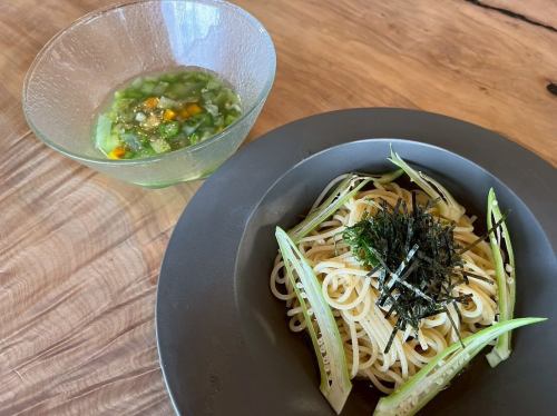 ・
今年のお盆も沢山のご利用ありがとうございました🥲✨

お盆期間中に実はメニューが変わっておりました…！

1枚目
きのこがどっさり！
自家製海老七味とおろし醤油の和風ハンバーグ

これでもか！ってくらいきのこがどっさりのっており
自家製の海老七味との相性は抜群です！

2枚目
さっぱり！オクラとモロヘイヤの
とろとろ冷製つけ麺パスタ

こちら昨年大人気のつけ麺パスタが今年も登場です！
投稿主のスタッフも夏のメニューの中で1番大好きなやつです…笑
珍しいつけ麺スタイルですが、つけ汁を麺に全部かけちゃってもよし！つけ麺スタイルで食べてもよし！
残ったつけ汁まで飲み干してもよし！

まだまだ暑い日にぴったりの2品です！
メニュー変えからどちらも大人気です😆✨✨
ぜひ、食べてみてください🤗

本店 : @arukomatsu 
姉妹店 : @aruto_komatsu 
———————————
Cafeアル
小松市矢崎町ナ198
0761-46-5163
ランチ 11:00~14:00
カフェ 14:00~17:00
定休日　日月
———————————

#小松市カフェ #小松カフェランチ #小松市ランチ #加賀カフェ #カフェランチ #ARU  #cafeアル #ランチセット #ラテ #ラテアート #ARU姉妹店 #子育てママカフェ #子育てママ応援  #子連れランチ #キッズスペースのあるカフェ #キッズメニュー  #お子様ランチプレート #カフェ好きと繋がりたい #cafestagram