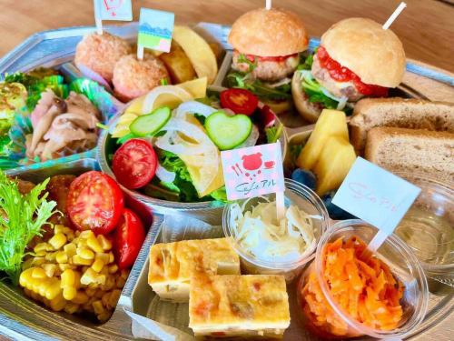 Cafeアルのオードブル始めます✨

本店ARUでお馴染みのオードブルですが、この度Cafeアルでも提供を開始します！！😆👏

内容は少し変化をつけてカフェらしい料理を多くしました😋
ARUのオードブルには入っていない、ハンバーガー🍔にフライドポテト🍟デザートやフルーツ🍇まで入ってます！！！
お子様も一緒に楽しめる内容です☺️
お盆期間の集まりやパーティーではもちろん、お出かけにもオススメです✨✨

2名分税込3,500円でのご用意です🤩
受け取り時間は11時から17時の間で可能です！
前日までのご予約をお願い致します🙇‍♂️
ご予約はお電話またはDMにて！

この機会にぜひぜひご利用ください🙌🙌🙌

本店 : @arukomatsu 
姉妹店 : @aruto_komatsu 
———————————
Cafeアル
小松市矢崎町ナ198
0761-46-5163
ランチ 11:00~14:00
カフェ 14:00~17:00
定休日　月曜日
———————————

#小松市カフェ #小松カフェランチ #小松市ランチ #加賀カフェ #カフェランチ #ARU  #cafeアル #ランチセット #ARU姉妹店 #子育てママカフェ #子育てママ応援  #子連れランチ #キッズスペースのあるカフェ #キッズメニュー  #お子様ランチプレート #カフェ好きと繋がりたい #cafestagram