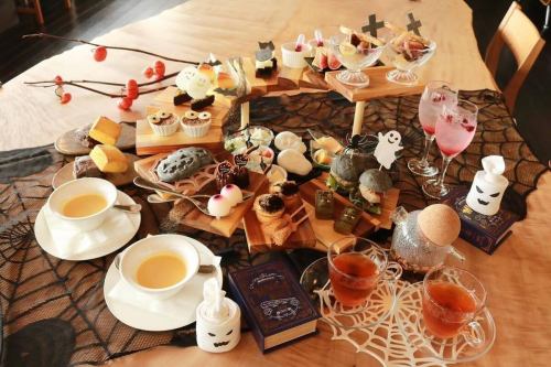 9月.10月アフタヌーンティー🫖

夏のフルーツをふんだんに使ったアフタヌーンティーも沢山好評いただきありがとうございました！！

さて！大変お待たせしました…！！！

9.10月のアフターヌーンティー🫖は…！！
ハロウィン🎃👻です！
今年のテーマは、『オバケたちのブラックハロウィン』
かわいくもちょっと不気味なお化けたちがたくさん！
スイーツも無花果をはじめ旬の食材をたくさんつかうないようめす！！
ハロウィンのアフタヌーンティーも今回で3回目！
今回も豪華に盛り盛りです！😆

週末は埋まりやすくなってきておりますので、行きたい日がある方は早めのご予約を！

ご予約はDMやお電話、ホットペッパーからのネット予約から受け付けております！
そして…！
ホットペッパーからは、平日限定5%offクーポンもご利用いただけますよ〜😊💕
ホットペッパーへのリンクはプロフィールにありますので、この機会に是非！お得にご利用くださいね✨

期間　9月17日（火）　〜　11月3日（月祝）
時間　15時〜　or  15時半〜
＊厳選ティーセレクション90分飲み放題

ご人数　２名様以上　1日3組限定
お値段　5,000円(税込5,500円)

本店 : @arukomatsu 
姉妹店 : @aruto_komatsu 

———————————
Cafeアル
小松市矢崎町ナ198
0761-46-5163
ランチ 11:00~14:00
カフェ 14:00~17:00
定休日　月曜日
———————————

#小松市カフェ #小松カフェランチ #小松市ランチ #小松ランチ #加賀ランチ #加賀カフェ #カフェランチ #美味しいランチが食べれるカフェ #野菜にこだわる #食材にこだわる 
 #ARU  #cafeアル #ランチセット #ARU姉妹店 #子連れに優しいカフェ #子育てママ応援  #子連れランチ #キッズスペースのあるカフェ #cafestagram #afternoontea #石川アフタヌーンティー#ハロウィンアフタヌーンティー