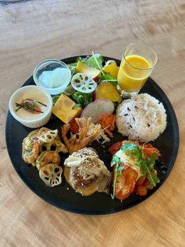 新メニューのお知らせ📢
⁡
明後日15日(水)から新しく
平日限定のお得なランチプレートを始めます！🍽👏
⁡
★1日数量限定！
★1,500円(税別)
『お野菜たっぷり！Cafeアルのワンプレートランチ』
⁡
西田農園さんの無農薬野菜のサラダ🥗
色とりどりの前菜、ハンバーグなどなど、、、
Cafeアルの大人気メニューを、ぎゅっっと詰め込んだプレートです😋
このワンプレートで沢山の野菜が取れて
いつものランチより少しお得、、、？！🤫💕
満足感が得られるワンプレートです🍽
⁡
もちろん！！
デザートセットやカフェセットもお付けできるので付ければもっと大満足な事間違いなし！！！🫶🍰☕️
⁡
⚠️ワンプレートランチのご予約は承っておりません🙇🏻‍♀️
⁡
皆様のご予約
お電話、DMにて待ちしております✨
⁡
⁡
⁡
⁡
本店　@arukomatsu 
姉妹店 @aruto_komatsu 
⁡
———————————
Cafeアル
小松市矢崎町ナ198
0761-46-5163
ランチ 11:00~14:00
カフェ 14:00~17:00
定休日　月曜日
———————————
⁡
#小松カフェ #加賀カフェ #小松ランチ #aru  #cafeアル  #ラテ #ラテアート  #子育てママカフェ #子育てママ応援  #aras #エイラス #キッズメニュー  #お子様ランチ 　#カフェ好きと繋がりたい  #instafood #cafe  #cafestagram 　#秋 #autumn #メニューチェンジ #新メニュー #ハンバーグ #前菜 #ワンプレート #贅沢 #ワンプレートランチ #小松市