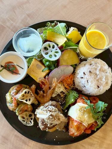 新メニューのお知らせ📢
⁡
明後日15日(水)から新しく
平日限定のお得なランチプレートを始めます！🍽👏
⁡
★1日数量限定！
★1,500円(税別)
『お野菜たっぷり！Cafeアルのワンプレートランチ』
⁡
西田農園さんの無農薬野菜のサラダ🥗
色とりどりの前菜、ハンバーグなどなど、、、
Cafeアルの大人気メニューを、ぎゅっっと詰め込んだプレートです😋
このワンプレートで沢山の野菜が取れて
いつものランチより少しお得、、、？！🤫💕
満足感が得られるワンプレートです🍽
⁡
もちろん！！
デザートセットやカフェセットもお付けできるので付ければもっと大満足な事間違いなし！！！🫶🍰☕️
⁡
⚠️ワンプレートランチのご予約は承っておりません🙇🏻‍♀️
⁡
皆様のご予約
お電話、DMにて待ちしております✨
⁡
⁡
⁡
⁡
本店　@arukomatsu 
姉妹店 @aruto_komatsu 
⁡
———————————
Cafeアル
小松市矢崎町ナ198
0761-46-5163
ランチ 11:00~14:00
カフェ 14:00~17:00
定休日　月曜日
———————————
⁡
#小松カフェ #加賀カフェ #小松ランチ #aru  #cafeアル  #ラテ #ラテアート  #子育てママカフェ #子育てママ応援  #aras #エイラス #キッズメニュー  #お子様ランチ 　#カフェ好きと繋がりたい  #instafood #cafe  #cafestagram 　#秋 #autumn #メニューチェンジ #新メニュー #ハンバーグ #前菜 #ワンプレート #贅沢 #ワンプレートランチ #小松市