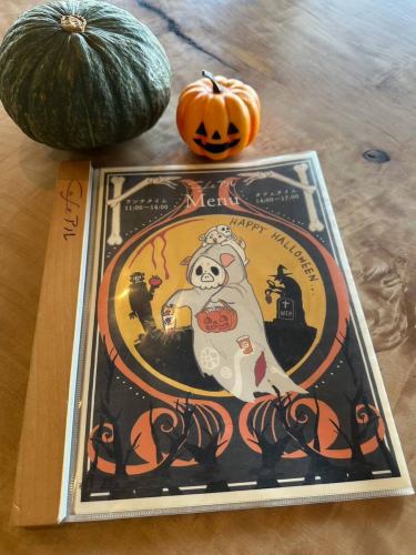 10月メニュー表紙🎃👻

今日から10月です！
気温も少しずつ下がってきて、過ごしやすい日も増えてきましたね🍂
朝夜は寒くなってきたので体調管理は必要ですね😷

今月はハロウィーンがあると言うことで
あるぶたがお化けになって登場！！👻👻
フランケンや魔女も待ち構えています🧙‍♀️🧟‍♂️
捕まらないように気をつけて...！！

@everyday.ebifly 今月もありがとうございます✨✨
怖カワな世界観がとても可愛いですね😆

本日からハンバーグとパスタが変更になりました😋
どっちのメニューも早速好評です！
新メニューはまたお知らせしますね☺️✨

そして！今月からホットペッパーの予約が
より分かりやすくなりました👏
アフタヌーンティーや、いちじくプレートも
絶賛予約受付中です！！
ぜひご予約お待ち致しております🎃🎃

本店 : @arukomatsu 
姉妹店 : @aruto_komatsu 
———————————
Cafeアル
小松市矢崎町ナ198
0761-46-5163
ランチ 11:00~14:00
カフェ 14:00~17:00
定休日　月曜日
———————————

#小松市カフェ #小松カフェランチ #小松市ランチ #カフェランチ #ランチセット #ARU姉妹店 #子育てママカフェ #子育てママ応援  #子連れランチ #キッズスペースのあるカフェ #キッズメニュー  #お子様ランチプレート #カフェ好きと繋がりたい #cafestagram #halloween #アフタヌーンティー #ご予約お待ち致しております
