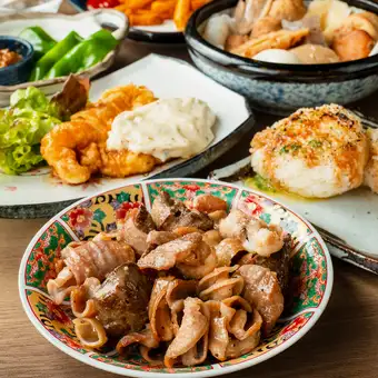 【週末限定】名物！松阪豚ホルモン盛り合わせ＆出汁おでん含む〈全7品〉お手軽宴会コース