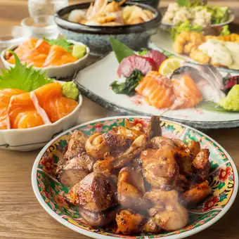 【定番宴会】松阪豚の旨辛赤ホルモン盛り、刺身3種盛り、出汁おでん〈全8品〉赤ホルモンコース