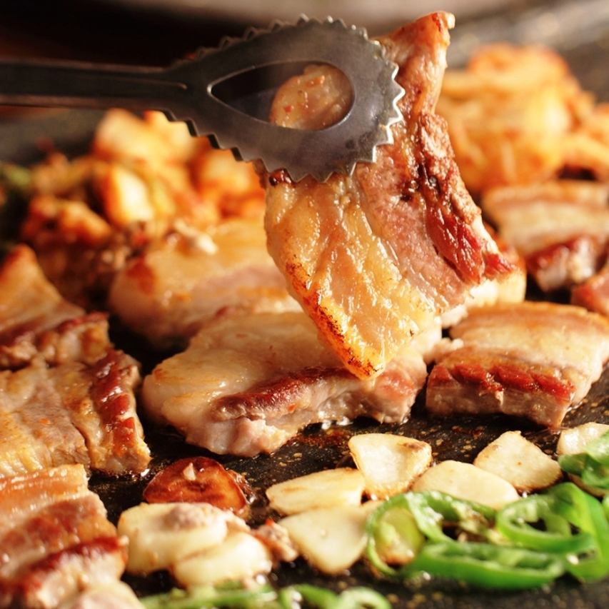 A restaurant where you can easily make your Korean debut ♪ The famous Samgyeopsal!