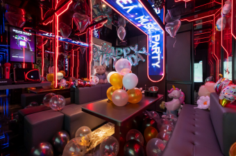 On the 5th floor, we have a VIP room that can be rented out entirely for your use. A dedicated staff member is always on hand on the 5th floor, and a private restroom is also provided.The latest DAM equipment has been introduced, and four microphones can be used simultaneously!
