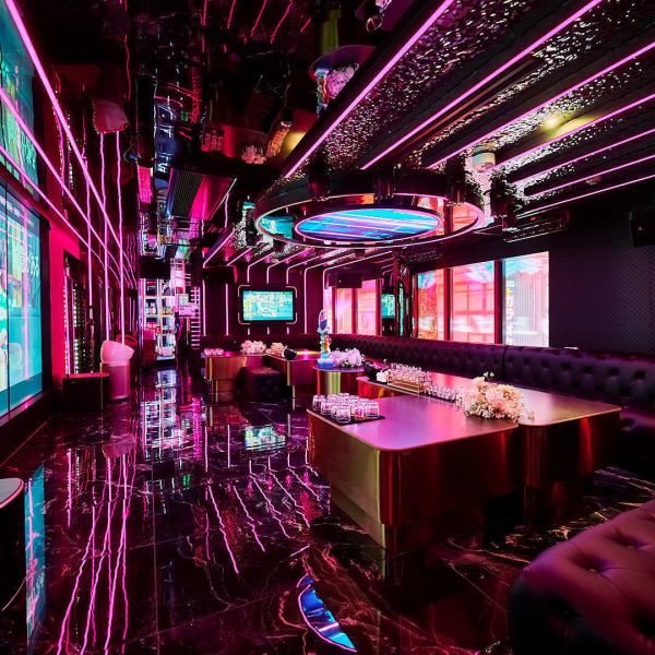 【5階はフロア完全貸切の≪VIPルーム≫をご用意しております☆】専用スタッフが5階に常駐し、専用トイレも完備。最新のDAM機器を導入し、なんとマイクは4本同時に使用可能！完全なプライベート空間で、リッチなカラオケ体験をお楽しみいただけます♪人数や料金など、お気軽にお店までお問い合わせください◎