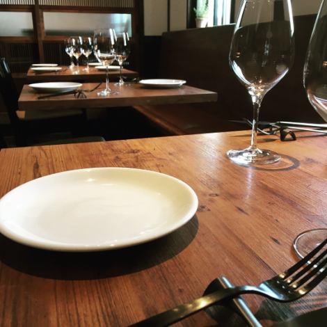 3 tables for 4 people, 3 tables for 2 people, sofa seats, counter seats. We can accommodate a large number of people. * The number of seats is being reduced in order to increase the space between seats.