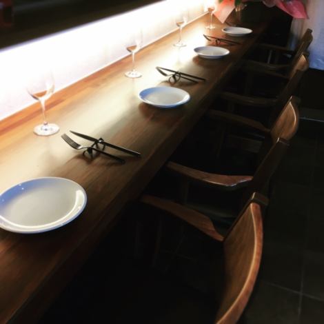 There are 4 counter seats, and you can feel the chef's cooking in the open kitchen, and the counter seats are spacious. * Currently, the number of counter seats is decreasing.