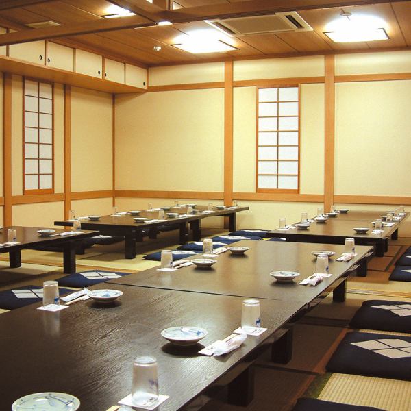 This is a large private banquet hall with a calm atmosphere that makes you forget that this is the center of the city!