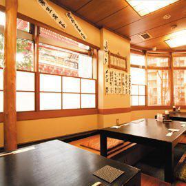 [A small raised seat with a nice view] This is a raised seat with a sunken kotatsu at the very back of the first floor.This is a very popular seat with a view of Kanda Myojin (Zuishinmon) from the window.It can be used for any occasion, from families to medium-sized banquets.It can also be used as a private room with sliding doors.