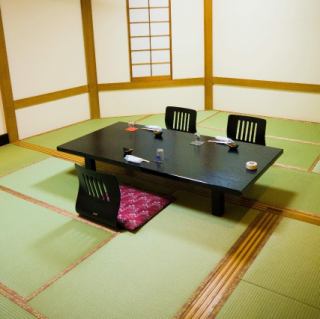 [Sake-tei (4-20 people) / Myojin (4-20 people)] The large hall can be used as a medium-sized private room by dividing it with sliding doors.We have two private rooms that can accommodate 4 to 20 people.Recommended for families and medium-sized parties.