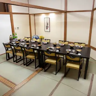【テーブル個室】地下の『明神の間』は8名から10名までの宴会・接待に最適です 参拝後の会食にも最適です。
