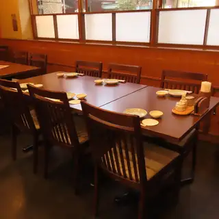 ご家族でのお祝い事やご親族のお集まり、少人数のご宴会、ビジネスでのご会食まで、様々なシーンでご利用いただける6名様用のテーブル席をご用意しております。