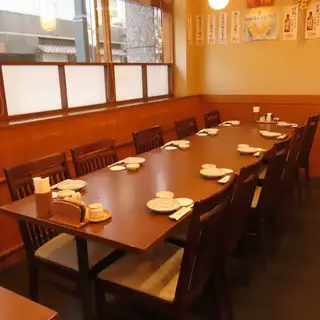 大きな窓から明るい光が差し込む、広々とした10名様用のテーブル席です。木の温もりが漂う店内は、洗練されつつも心から寛げる落ち着いた雰囲気を演出しています。