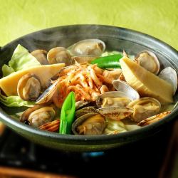 조개와 벚꽃 새우 도자기 찜