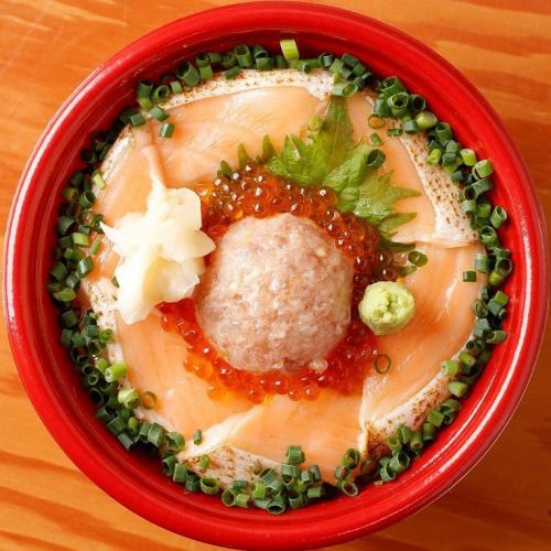 Grilled salmon, green onion, salmon roe bowl