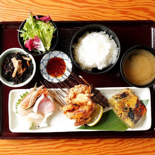 Popular "Lunch set 1,500 yen" includes sashimi, grilled fish, and fried chicken