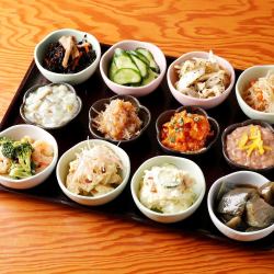 We have more than 10 kinds of menus that change daily (400 yen for a single item / 1,000 yen for a great deal of 3 types).