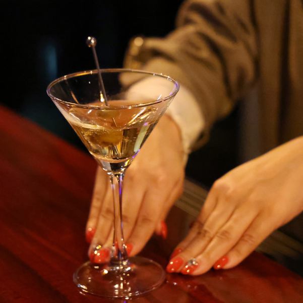 豊富なドリンクメニューが楽しめる占いBAR。カクテルはもちろん、ノンアルも充実!「お酒が苦手だけど雰囲気は楽しみたい」そんな方にもぴったりです。