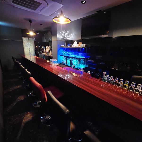 【落ち着きのある店内空間】シックで落ち着きのある色味を基調とした大人空間で寛ぎながらお食事いただけます。二次会や、デート、お祝いなどにもご利用いただけます♪