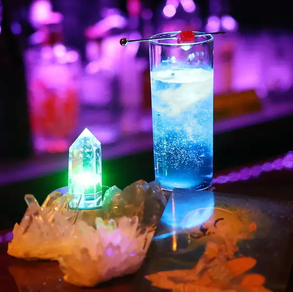 豊富なドリンクメニューが楽しめる占いBAR。カクテルはもちろん、ノンアルも充実！「お酒が苦手だけど雰囲気は楽しみたい」そんな方にもぴったりです。開運カクテルも楽しみの一杯です。
