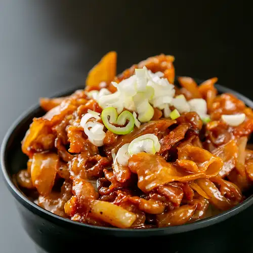 【名物の焼き牛丼】継ぎ足しタレが香ばしい一杯◆焼き牛丼や生姜焼き丼など、気分で選べる自慢の味