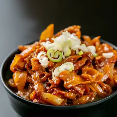 【名物の焼き牛丼】継ぎ足しタレが香ばしい一杯◆焼き牛丼や生姜焼き丼など、気分で選べる自慢の味