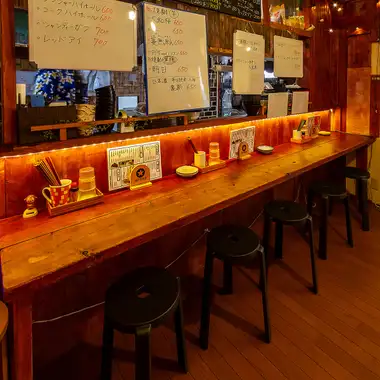 お一人様でも気軽に立ち寄りやすいアットホームな雰囲気が魅力の当店。カウンター席でスタッフや店内の雰囲気を楽しみながら、自分のペースでゆっくりとお酒を嗜むことができます。仕事帰りのサク飲みや、少しだけお酒を飲みたい気分のときにも温かく迎えてくれる、隠れ家のような居心地の良さが自慢の空間です。