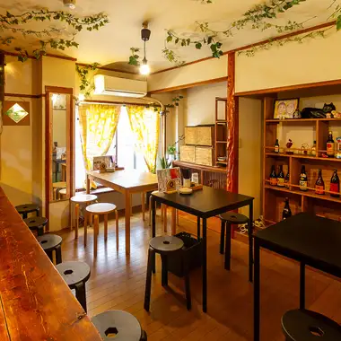 昔の住居を改造した店内は、どこか懐かしく温かみのある雰囲気を残しています。おばあちゃんの家に遊びに来たかのような安心感を与える柱や内装が特徴で、心がほっと落ち着く空間を演出。実家に帰ってきたような心地よさを感じながら、美味しいお肉料理や豊富なお酒を囲んでゆったりとした時間を過ごせます。