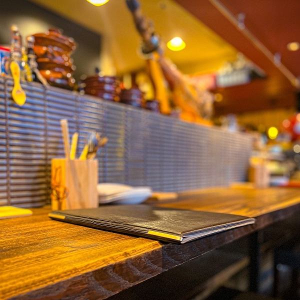 少人数でのご利用歓迎！お仕事帰りやお出かけ帰りのサク飲みやデートや記念日にもおすすめのカウンター席をご用意！雰囲気の良い店内で素敵な時間をお過ごしください♪