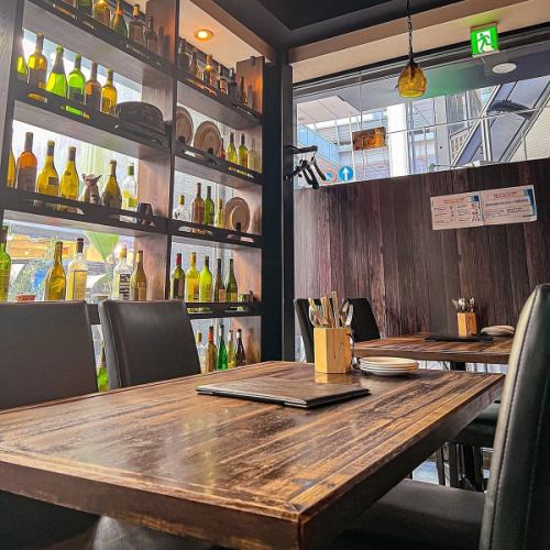 Recommended for drinking parties with friends and co-workers, and girls' nights out. Table seats are available for you to enjoy a lively meal.
