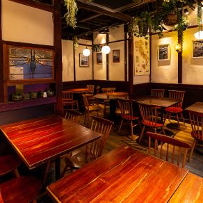 [2nd floor] There are 6 tables that can seat 4 people.Ideal for groups.There are also private room-style seats in the back.We can accommodate up to 60 people for standing or buffet dining.
