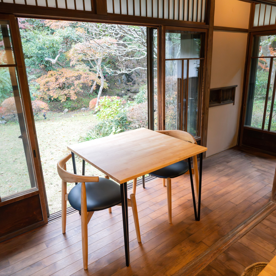四季折々の庭を眺めながらごゆっくりお食事が楽しめます。