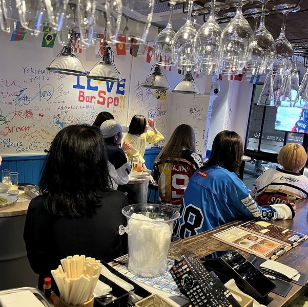 当店は、大型テレビ３台をご用意しており、サッカーや野球をはじめ、多彩な競技を思う存分観戦できます！ホットスナックやスピードメニューを中心に、パスタやピザ、ホットサンドなどのお食事もご用意ございます！