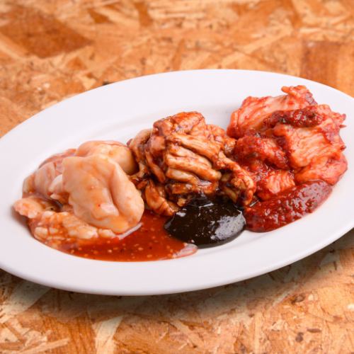 Assortment of three types of offal (miso sauce, Hatcho miso, red sauce)