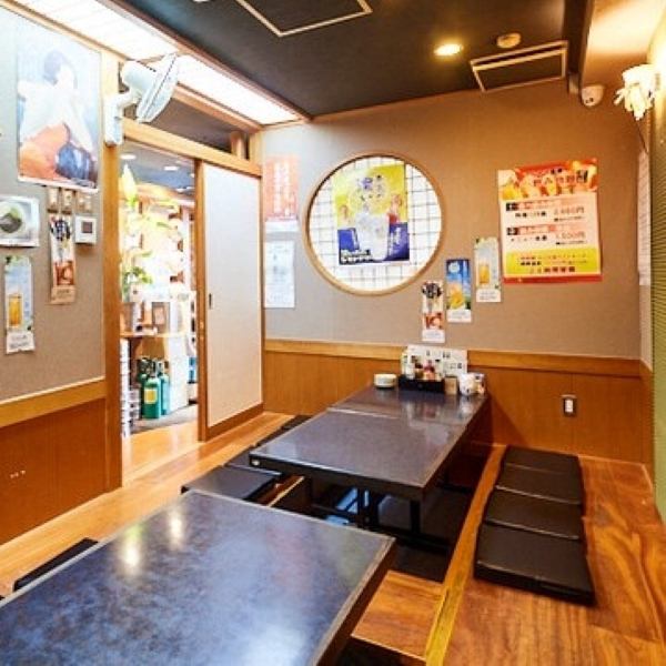 全150席を完備する広々とした店内には、テーブル席や掘りごたつ席をご用意しており、お席同士が離れているため、周りを気にせずお過ごしいただけます。お仲間同士で気兼ねなく賑やかな時間をお過ごし下さい♪また、宴会向きの個室も完備◎気心知れたお仲間同士でごゆっくりとお食事をお召し上がりください！