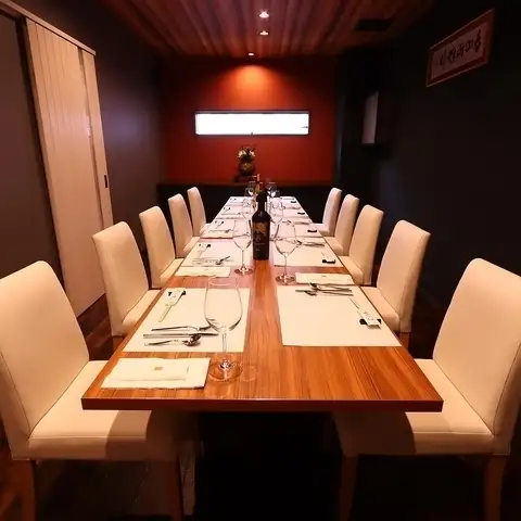 非常適合介紹新人或商務宴請!可容納10人的私人包廂,適合各種場合。
