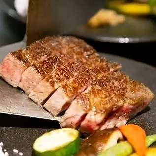 盡情享受奢華的夜晚,品嚐由精心挑選的食材和精湛技藝烹製而成的精緻肉類菜餚。