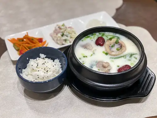 薬膳仕立ての濃厚牛骨スープ (牛)